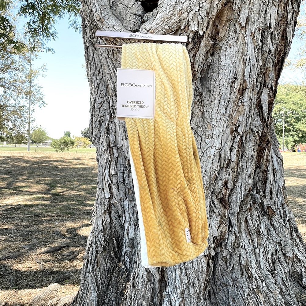 NWT BCBG Super Plush Oversized Throw Summer Night 50x70 in Ombre Lemonade